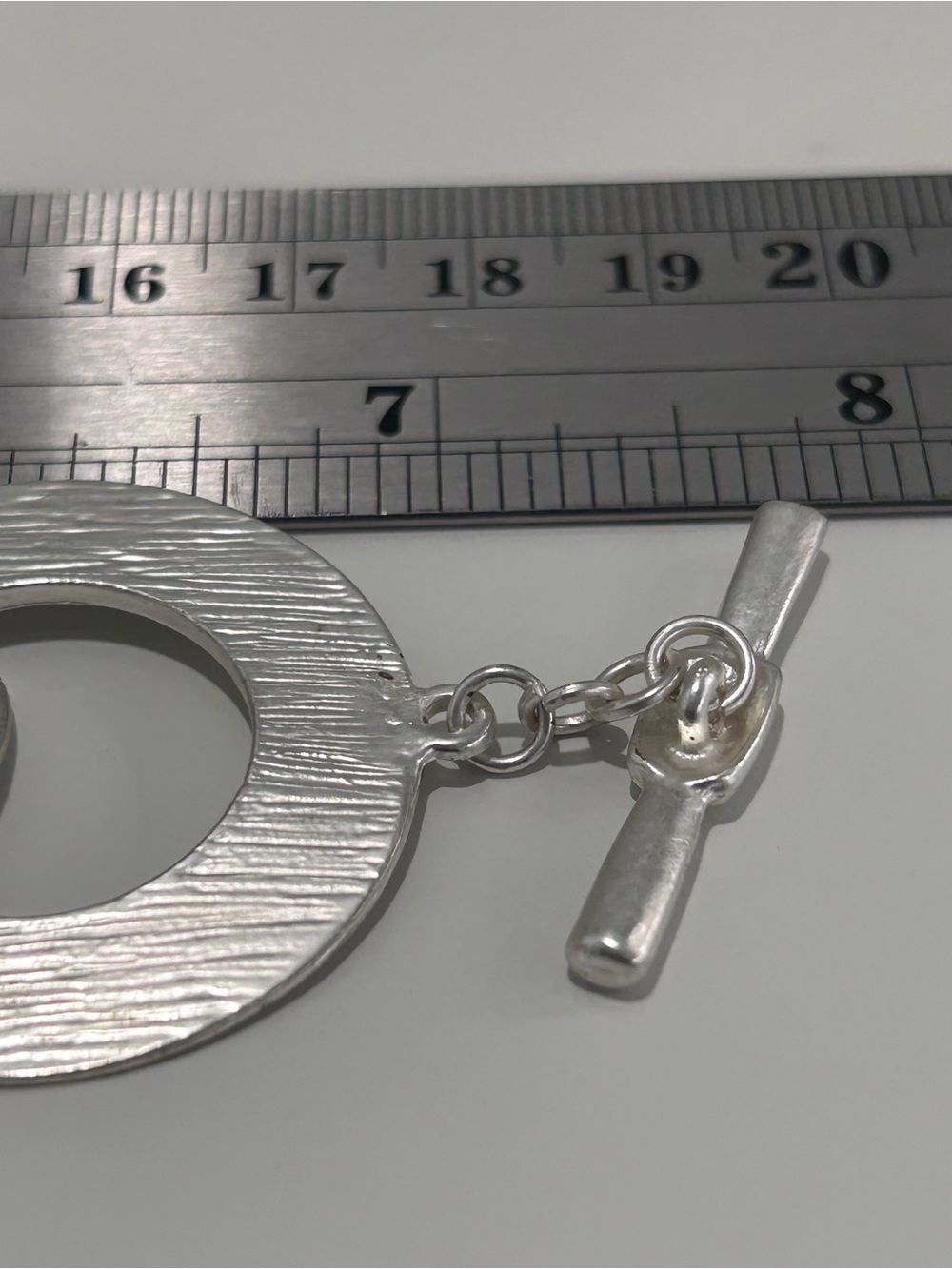 Matte Silver Linked Circles Bracelet Toggle Clasp Chunky Textured Interlocking - Picture 4 of 4